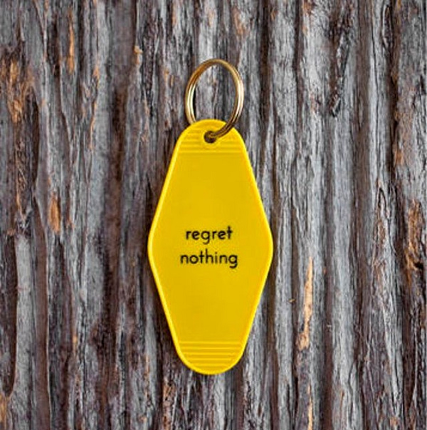 Llavero Estilo Motel "Regret Nothing"